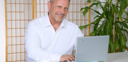 Martin Schramm arbeitet am Google Chrome Book