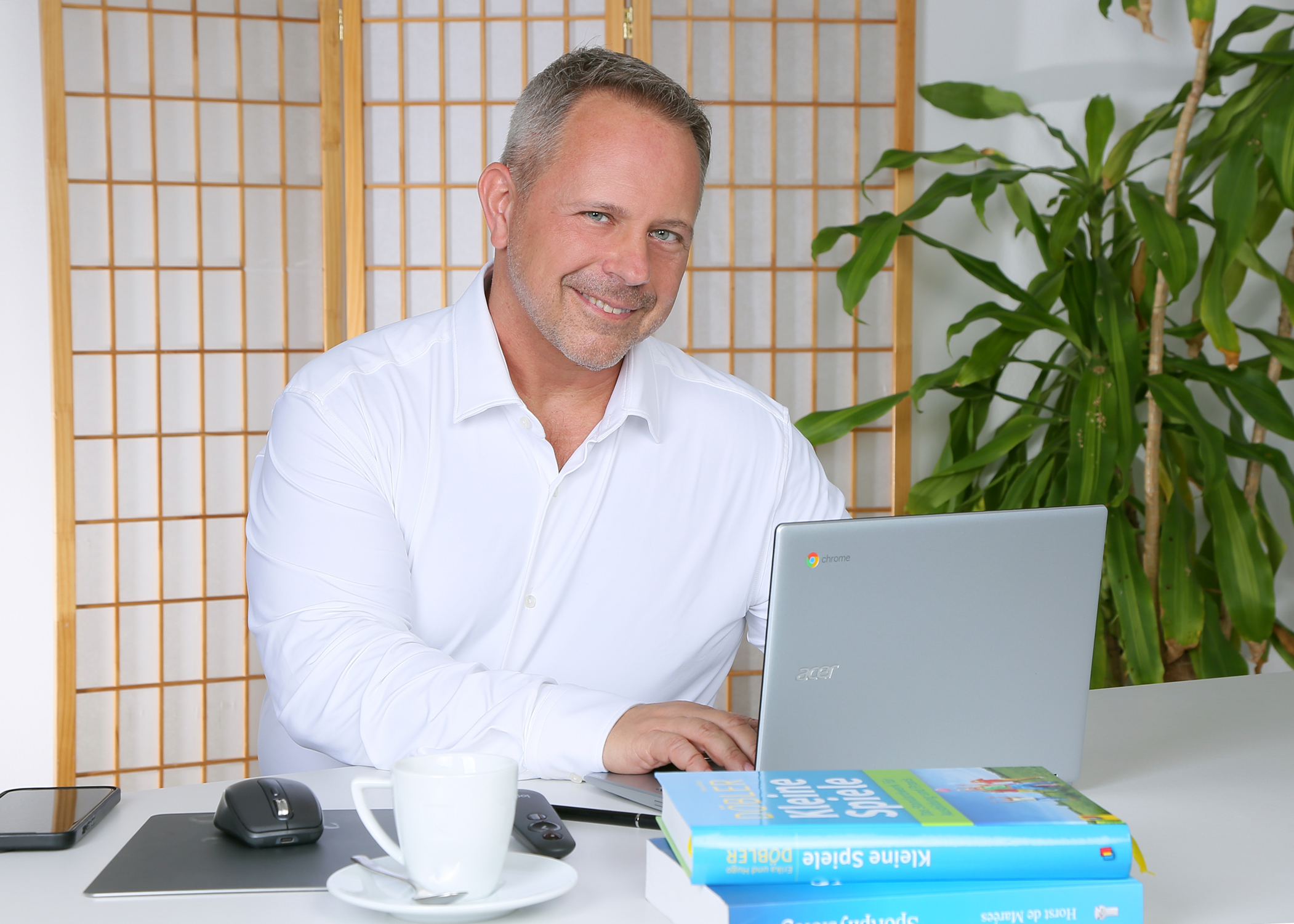 Martin Schramm arbeitet am Google Chrome Book