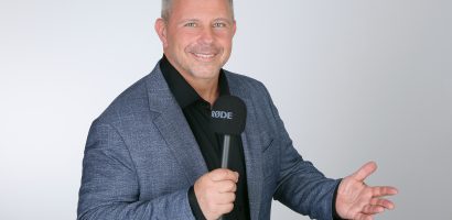 Martin Schramm mit RODE Handmikrofon