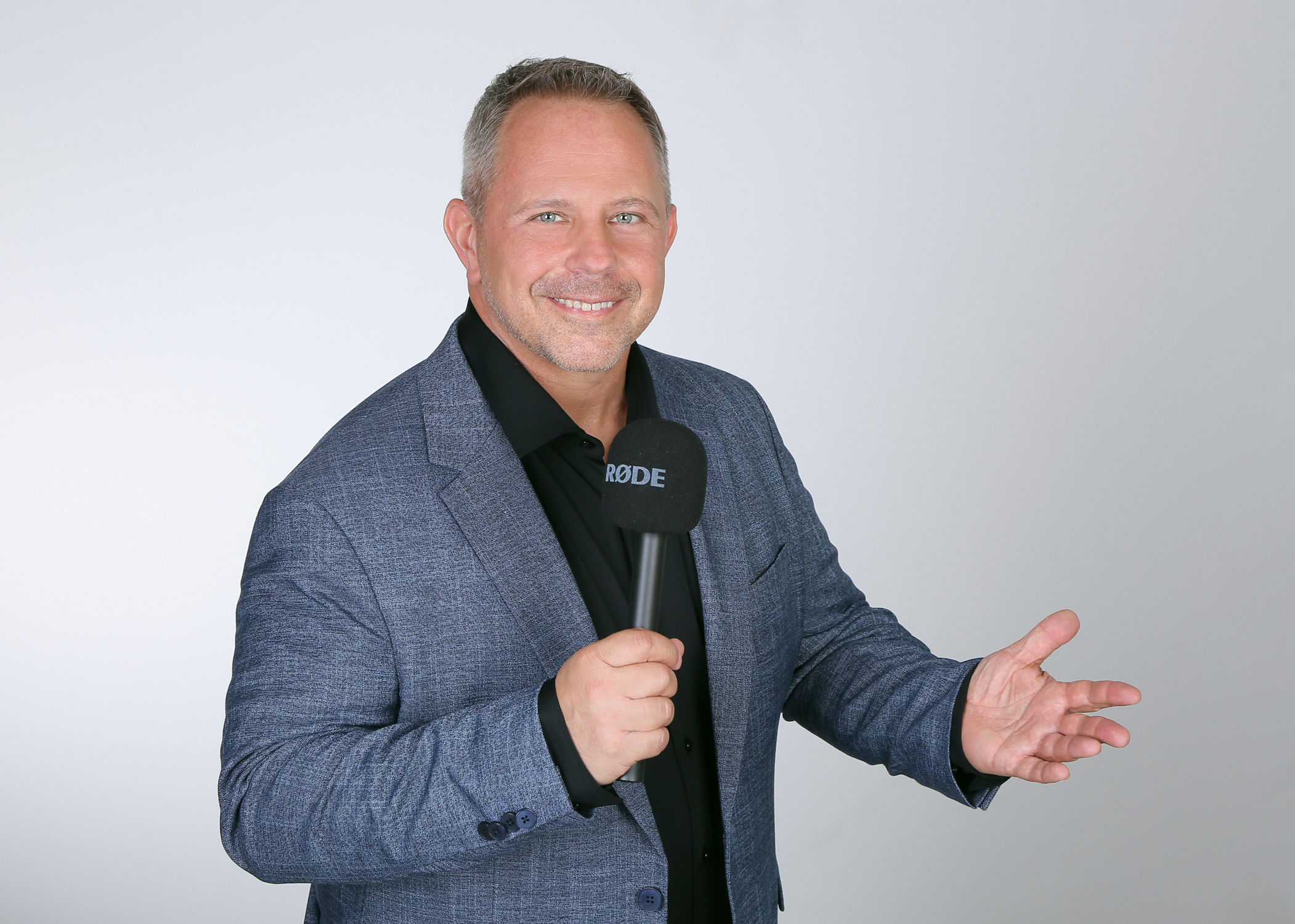 Martin Schramm mit RODE Handmikrofon